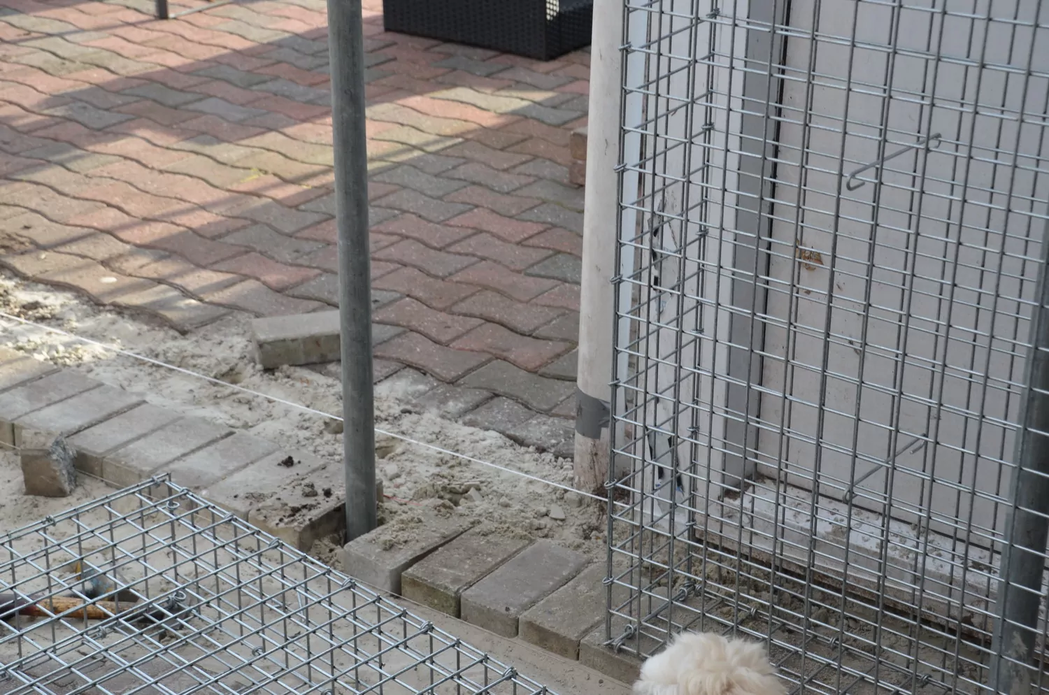 Leere Steinkörbe aufstellen