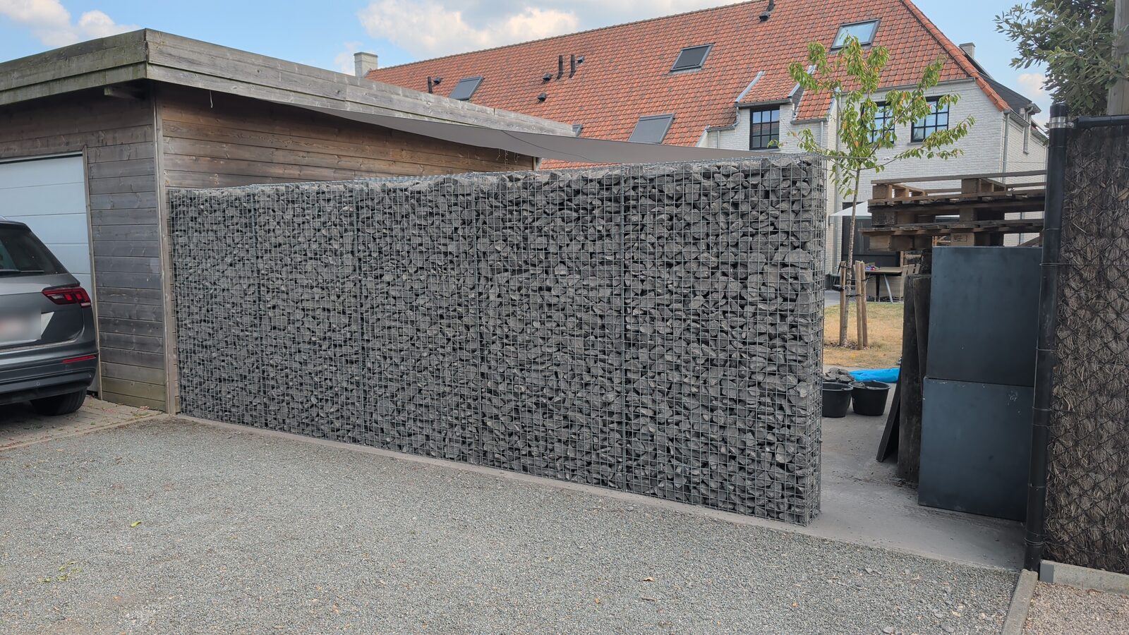 Fertige Gabionenwand von fünf Metern Länge und 1,80 Metern Höhe, gefüllt mit Ardenner Grau